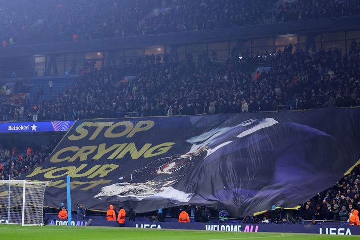 Hér má risastóra fánann hjá stuðningsmönnum Manchester City.