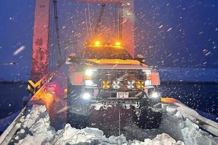 Færðin var afar slæm á svæðinu í gær en nú er unnið að opnun.