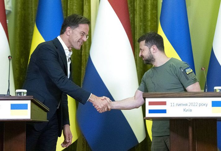 Volodymyr Zelenskyy átti fund með Mark Rutte forsætisráðherra Hollands í Kænugarði í dag. Næst komandi sunnudag eru átta ár frá því aðskilnaðarsinnar í Donbas skutu niður farþegaþotu Malaysia Airlines með fjölda Hollendinga um borð hinn 17. júlí 2014 með rússneskri eldflaug.