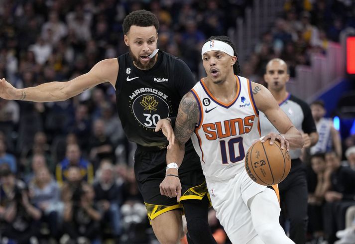 Damion Lee fer hér framhjá mági sínum Stephen Curry í leik Phoenix Suns á móti Golden State Warriors í vetur.