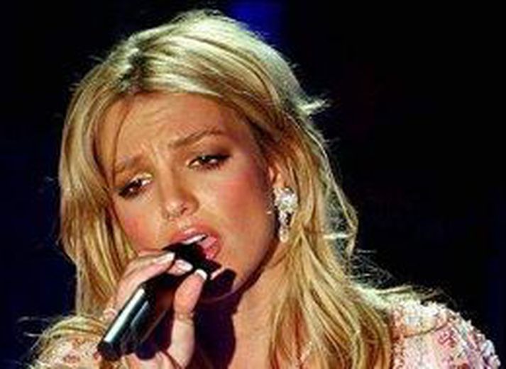 Britney Spears er flutt inn á móður sína.