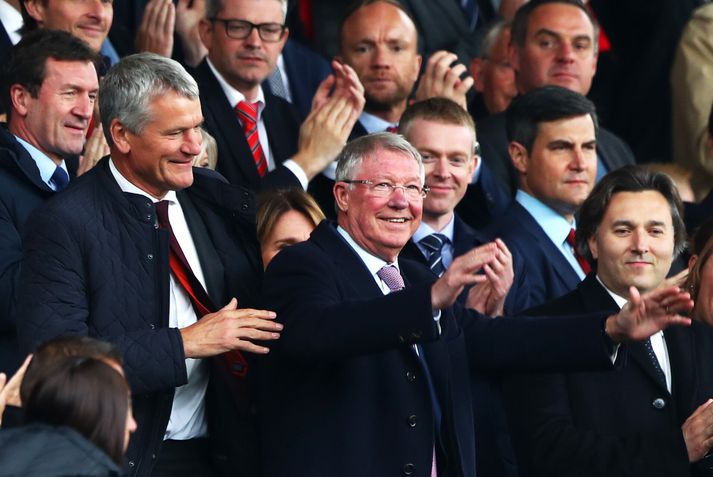 Ferguson sneri aftur á Old Trafford og þakkar hér fólkinu á leikvanginum fyrir stuðninginn.