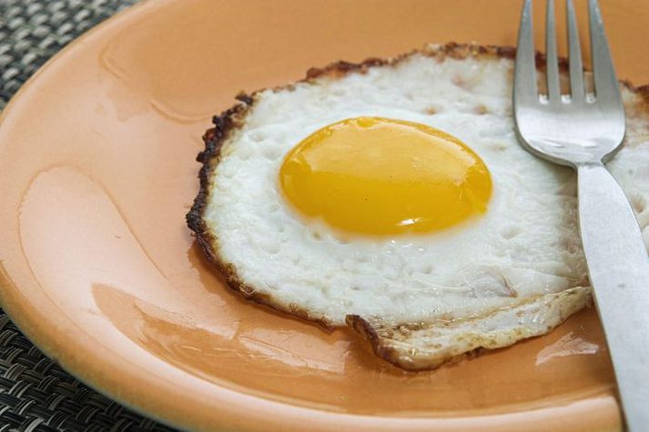 Með fjölgun ferðamanna hafa sumarmánuðirnir tekið fram úr desember í sölu eggja.