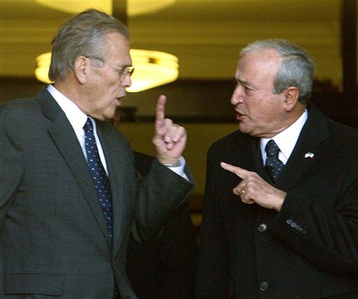Donald Rumsfeld, varnarmálaráðherra Bandaríkjanna, ræðir við ítalskan starfsbróður sinn, Antonio Martino.