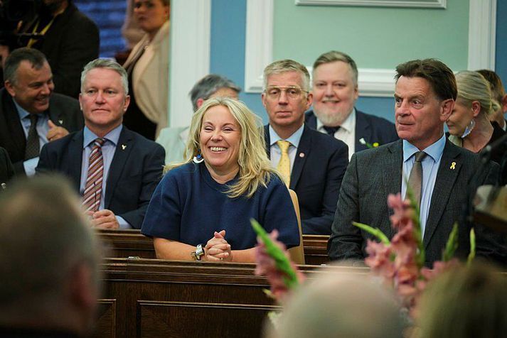Sigríður er nýr þingflokksformaður Miðflokksins. Hún mun að öllum líkindum þurfa að skipta um sæti í þingsalnum, þar sem venja er að þingflokksformenn sitji við gang, svo þeir geti skotist inn og út af þingfundum. Við hlið hennar á myndinni situr Karl Gauti Hjaltason varaþingflokksformaðuren hann sinnti skyldum varaformanns eftir að Bergþór Ólason sagði af sér. Ef vel er að gáð má sjá formanninn Sigmund Davíð kampakátan í bakgrunni.