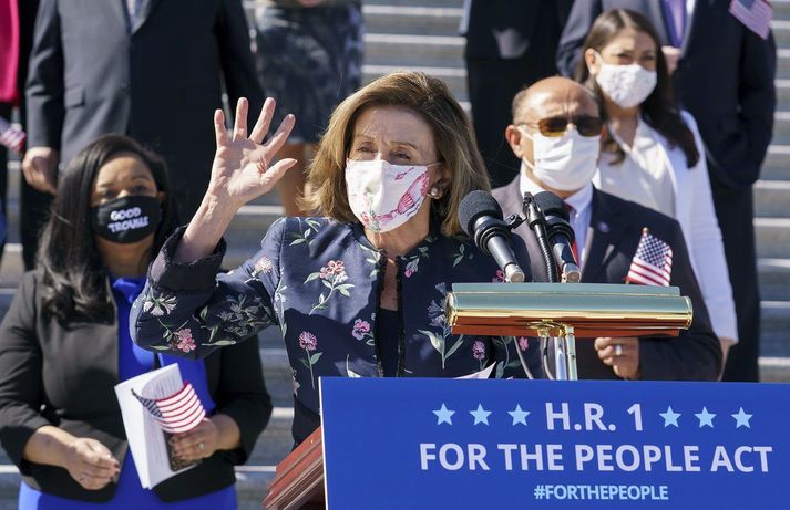 Nancy Pelosi eftir að frumvarp Demókrata var samþykkt í fulltrúadeildinni í gær.