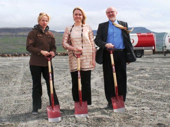 Katrín Júlíusdóttir, iðnaðarráðherra og Jón Bjarnason, landbúnaðar- og sjávarútvegsráðherra við skóflustungu á Grundartanga.