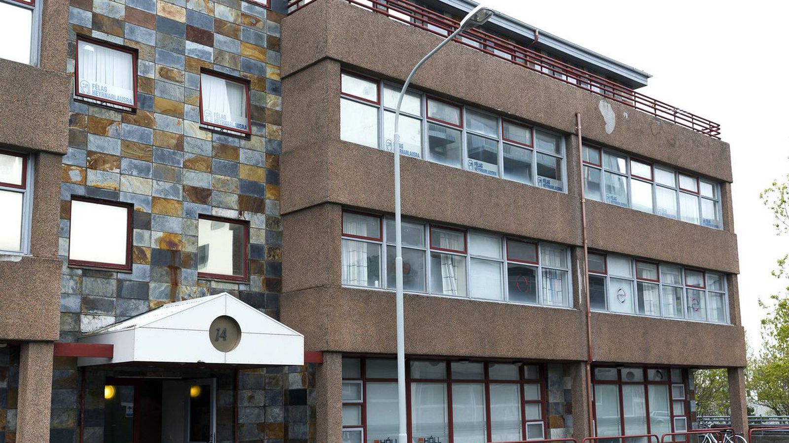 Biðla til fólks að taka vel á móti sölu­mönnum þó svikahrappar séu á ferð
