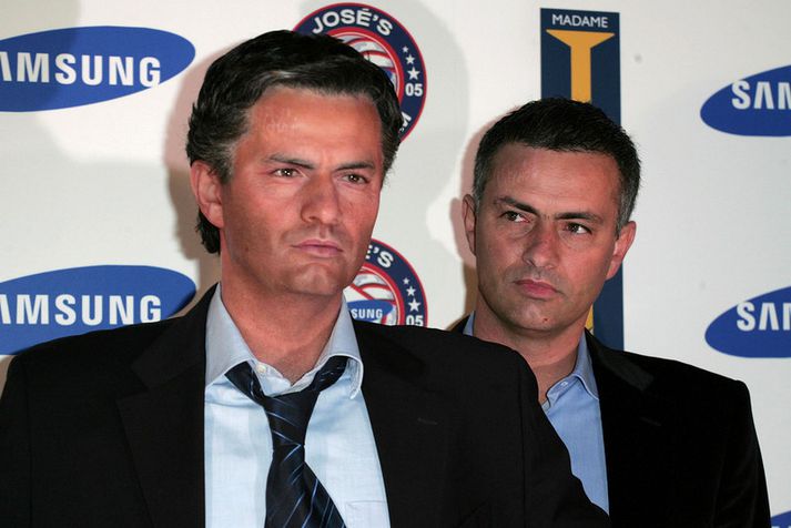 Jose Mourinho skoðar vaxstyttu af sjálfum sér árið 2005.