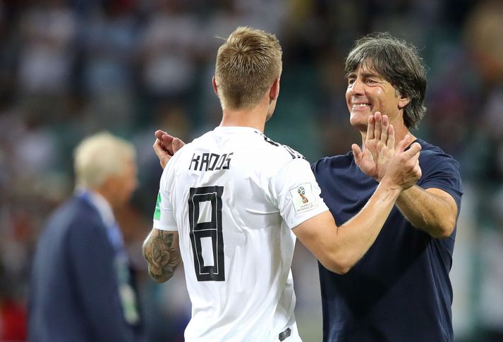 Joachim Löw fagnar með Toni Kroos í leikslok.