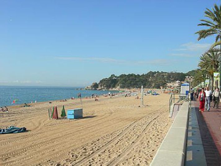 Börnin fundust látin á hóteli á Lloret de Mar sem er vinsæll ferðamannastaður í austurhluta Spánar.