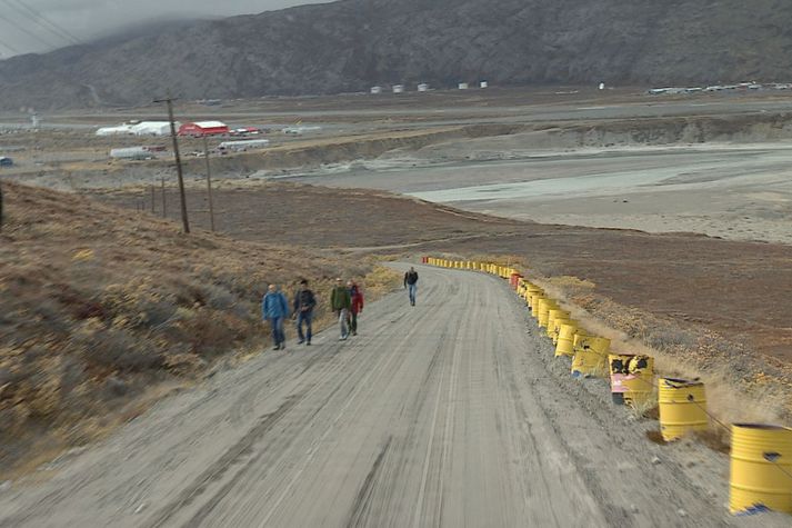 Lengstu vegi Grænlands til þessa lagði Bandaríkjaher út frá Kangerlussuaq-flugvelli. Volkswagen lengdi síðan vegina fyrir um tuttugu árum til að komast með bíla á Grænlandsjökul til reynsluaksturs.