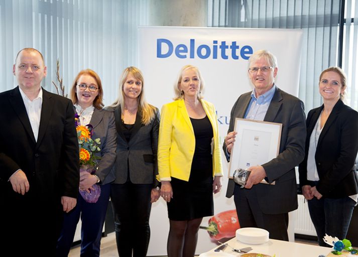 Á myndinni eru frá vinstri:  Árni Leósson forstöðumaður þróunarsviðs VR, Erna Arnardóttir mannauðsstjóri, Kristín Gunnarsdóttir aðalbókari, Margrét Sanders framkvæmdastjóri rekstrar, Þorvarður Gunnarsson forstjóri og Unnur Guðríður Indriðadóttir fagstjóri þróunarsviðs VR.