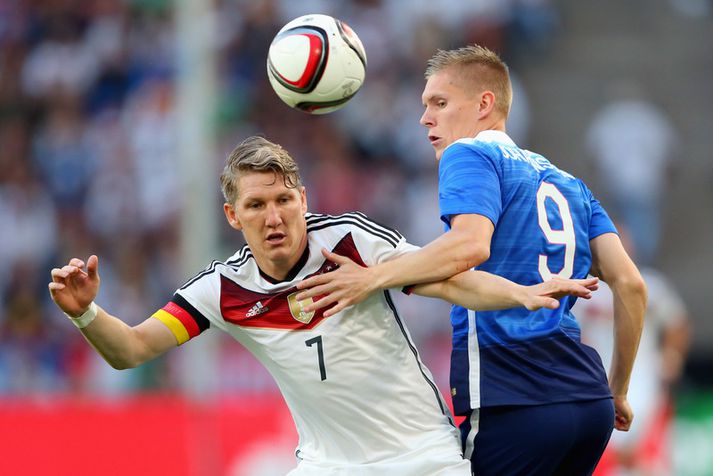 Aron í baráttu við Bastian Schweinsteiger í leiknum í kvöld.