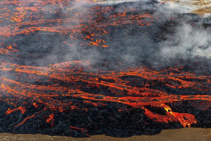 Eldgos hófst við Litla-Hrút á fimmta tímanum í gær. Sprungan myndaðist skammt frá Meradölum, þar sem hraun kom upp í fyrra.