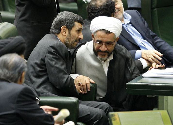 Mahmoud Ahmadinejad Íransforseti á tali við íranskan þingmann.fréttablaðið/AP