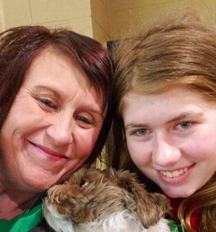 Jayme Closs með frænku sinni Jennifer Smith og hundinum Molly, degi eftir að Jayme komst í leitirnar í janúar.