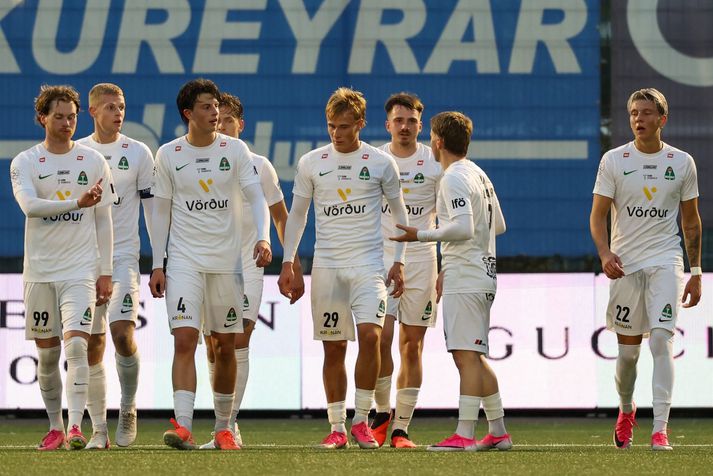 Leikmenn Breiðabliks þyrpast að Gabríel Snæ Hallsyni (29) sem skoraði annað mark gestanna í kvöld.