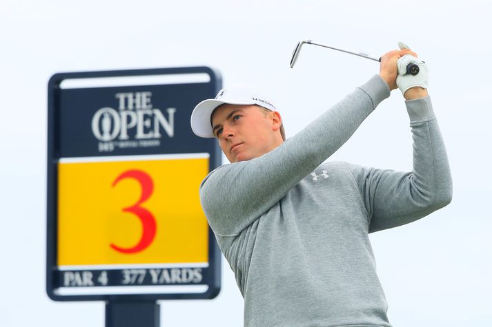 Spieth slær upphafshöggið á þriðju holu fyrr í dag.