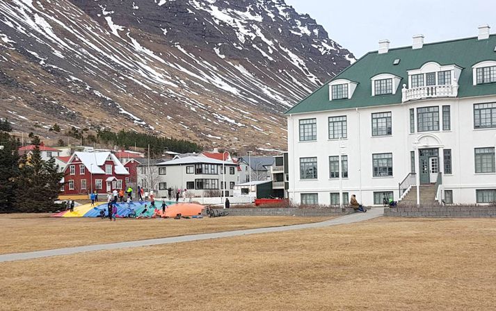 Ærslabelgurinn er við hlið Safnahússins í hjarta bæjarins.