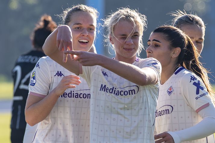 Íris Ómarsdóttir fagnar hér marki íslensku landsliðskonurnnar Kötlu Tryggvadóttur sem stendur fyrir framan hana en þær spila báðar með Fiorentina á Ítalíu.