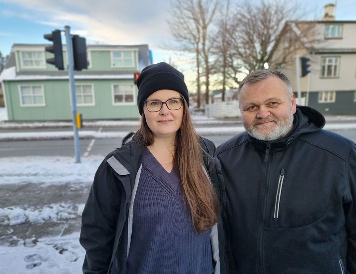 Hjónin Magnús Reyr og Sæunn Ingibjörg Marinósdóttir eru ánægð með nýjustu vendingar í málinu og líður nú öruggum með húsnæði sitt.