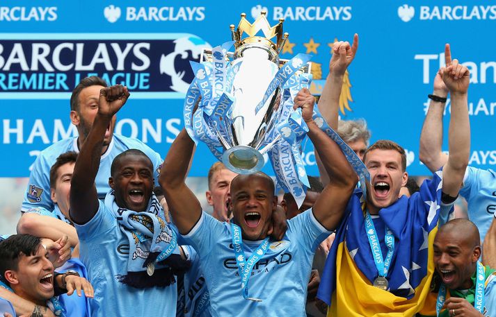 Kompany með Englandsmeistarabikarinn