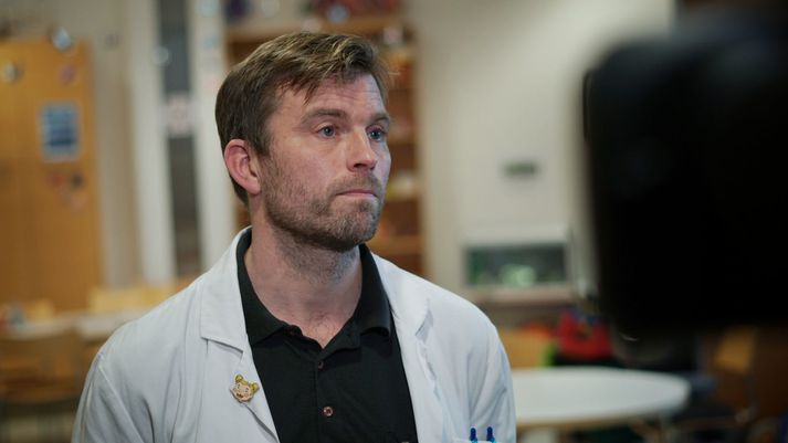 Valtýr Stefánsson Thors barnasmitsjúkdómalæknir segir alvarleg veikindi ekki tíð á meðal barna með Covid-19. Aðeins fimm hafa þurft að leggjast inn á sjúkrahús. Valtýr telur að rökin með því að ráðast í bólusetningu 5-11 ára séu meiri en á móti því.