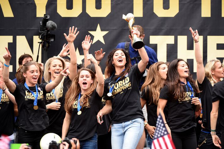 Hope Solo fagnar HM-gullinu með liðsfélögum sínum síðasta sumar.