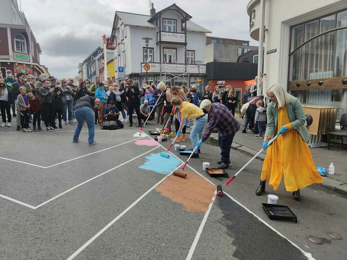 Ingólfsstræti var málað í regnbogans litum í dag.