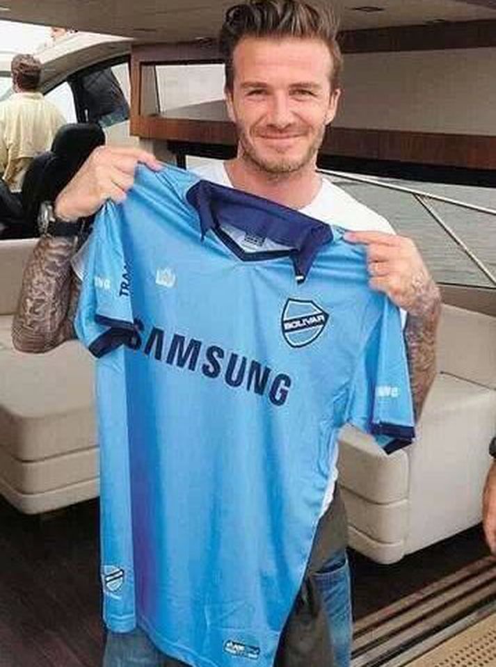 Claure birti þessa mynd á Twitter, Beckham með Bolivar treyjuna