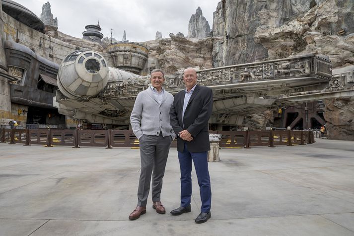 Bob Iger og Bob Chapek fyrir framan geimskipið fræga Millenium Falcon.