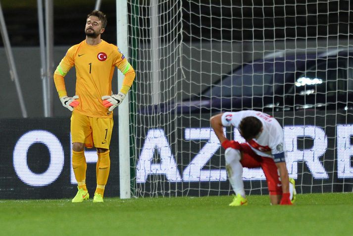 Markvörðurinn Onur Kvrak og  Emre Belozoglu geta hér ekki leynt vonbrigðum sínum í landsleik á móti Íslandi.