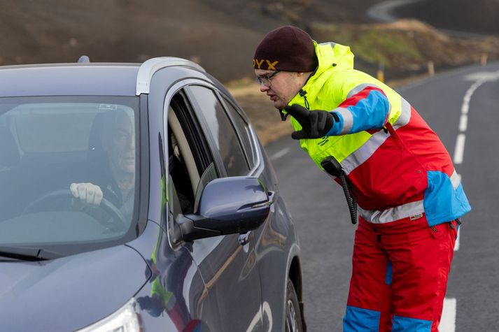 Þeir einir fá að fara inn í bæinn sem þegar hafa fengið símtal.