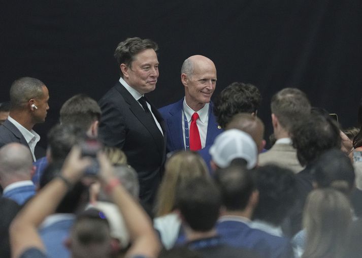 Elon Musk er mættur og við hlið hans er öldunardeildarþingmaðurinn Rick Scott.