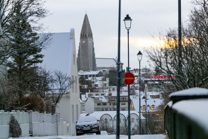 Snjór tók víða á móti landsmönnum í dag.