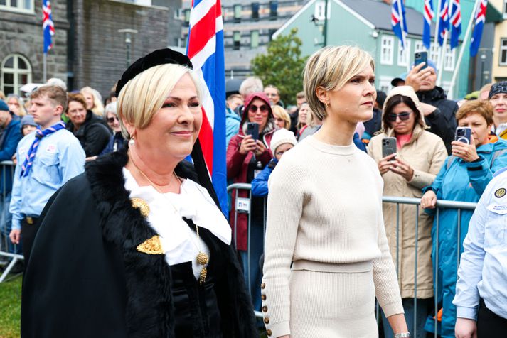 Halla forseti ásamt Kristrúnu Frostadóttur forsætisráðherra. Ríkisstjórnin flýtti reglubundnum föstudagsfundi sínum sem borið hefði upp á kvennafrídaginn og fundaði þess í stað í morgun.