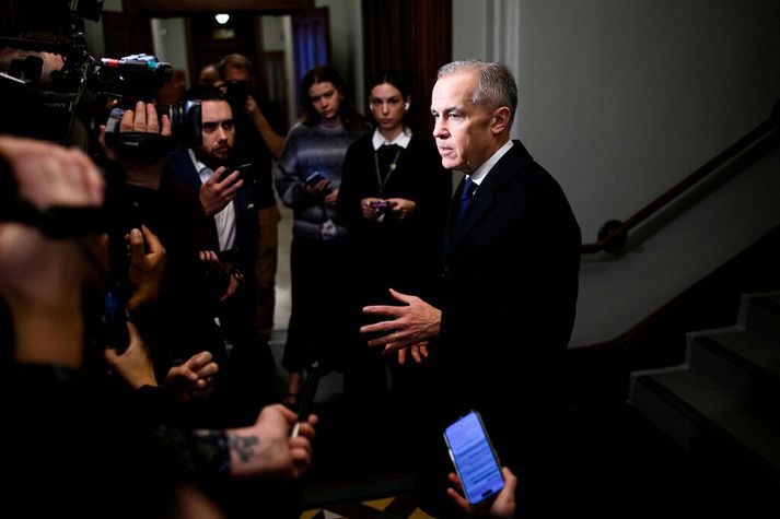 Carney ræddi við blaðamenn. 