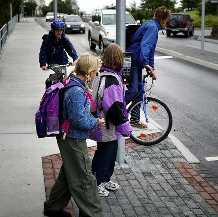 "Brýna þarf fyrir börnum að nota gangbrautir og handstýrð umferðarljós,“ segir fræðslufulltrúi Umferðarstofu.fréttablaðið/teitur