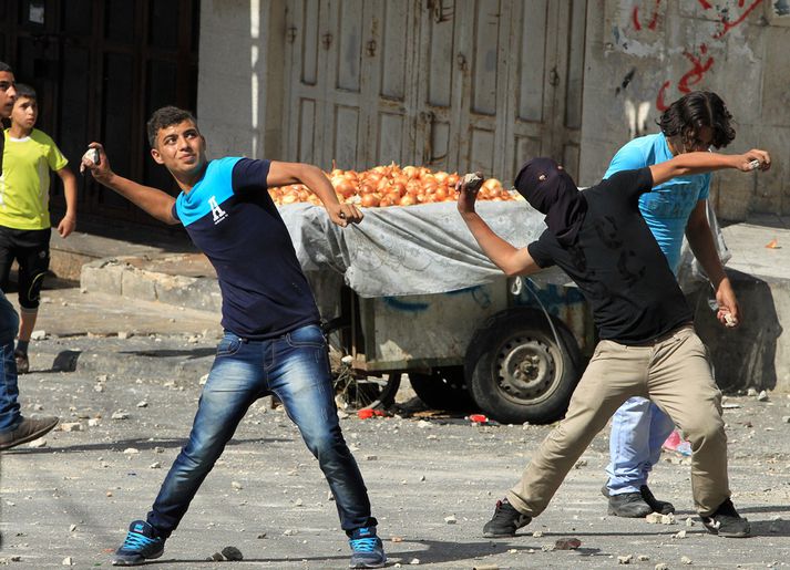 Ungir Palestínumenn köstuðu grjóti að ísraelskum lögreglumönnum í dag.