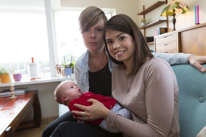 Úlfhildur Eysteinsdóttir og Aldís Þorbjörg Ólafsdóttir ásamt ellefu daga gamalli dóttur sinni, sem enn hefur ekki fengið nafn. 