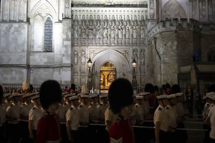 Fólk hefur þurft að bíða í marga klukkutíma til að komast inn í Westminster Hall.