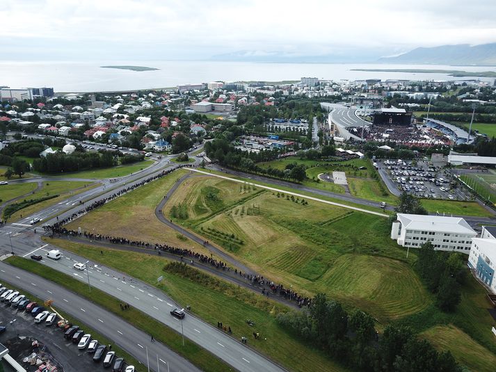 Það var dágóður fjöldi fólks sem beið eftir að komast inn á tónleikana í kvöld.