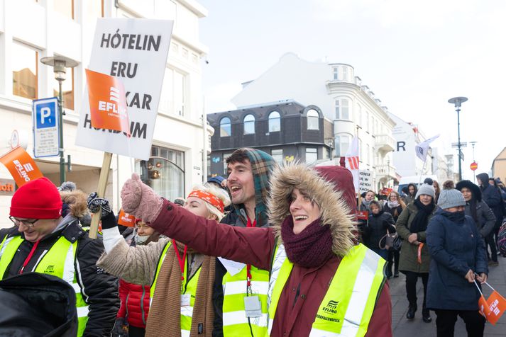 Sólveig Anna Jónsdóttir, formaður Eflingar, ásamt félögum sínum í kröfugöngu í dag.