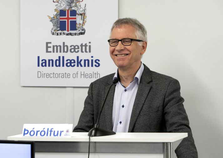 Þórólfur Guðnason podczas konferencji prasowej.