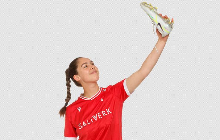 Bryndís Arna Níelsdóttir bregður á leik með skotskóna.