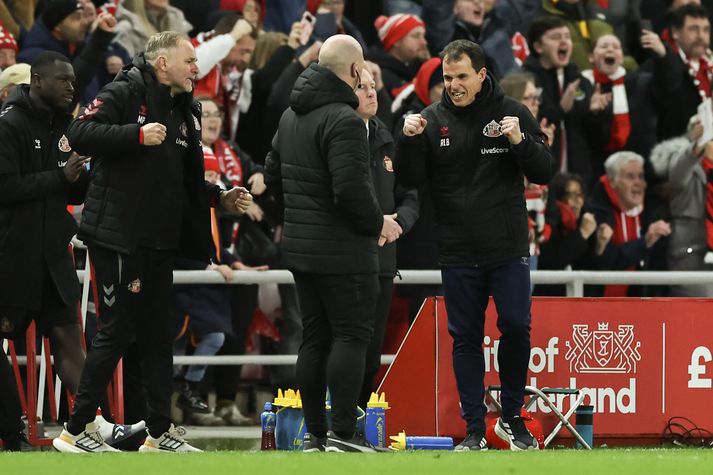 Regis Le Bris, knattspyrnustjóri Sunderland, fagnar lokaflautinu í sigrinum á Newcastle United í dag.