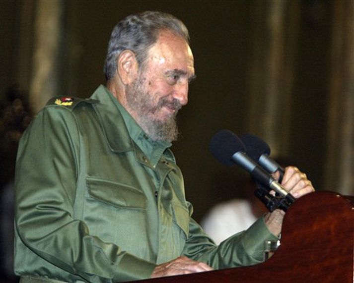 Fidel Castro, forseti Kúbu, flytur ræðu við Háskólann í Havana í gær.