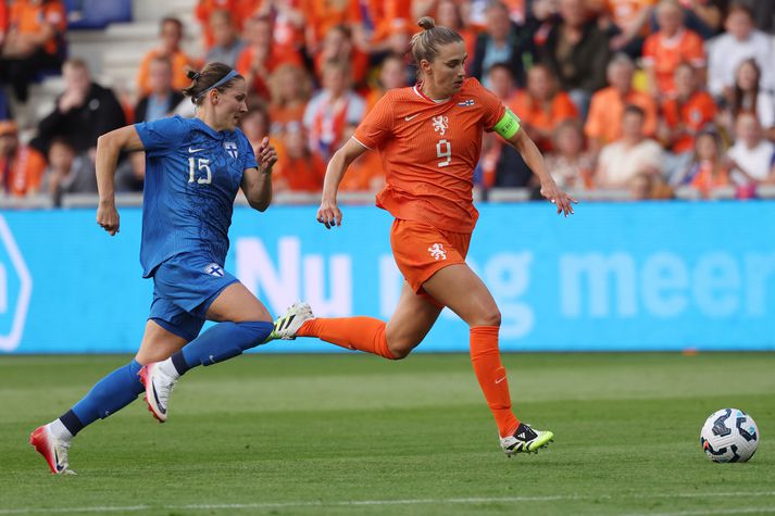 Vivianne Miedema á fullri ferð með boltann í sigri Hollendinga á Finnum í kvöld.