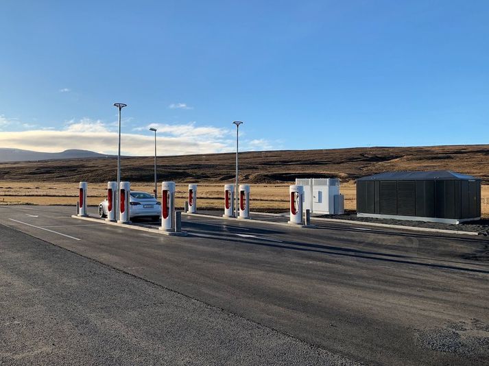 Hleðslustöð Tesla við Staðarskála.